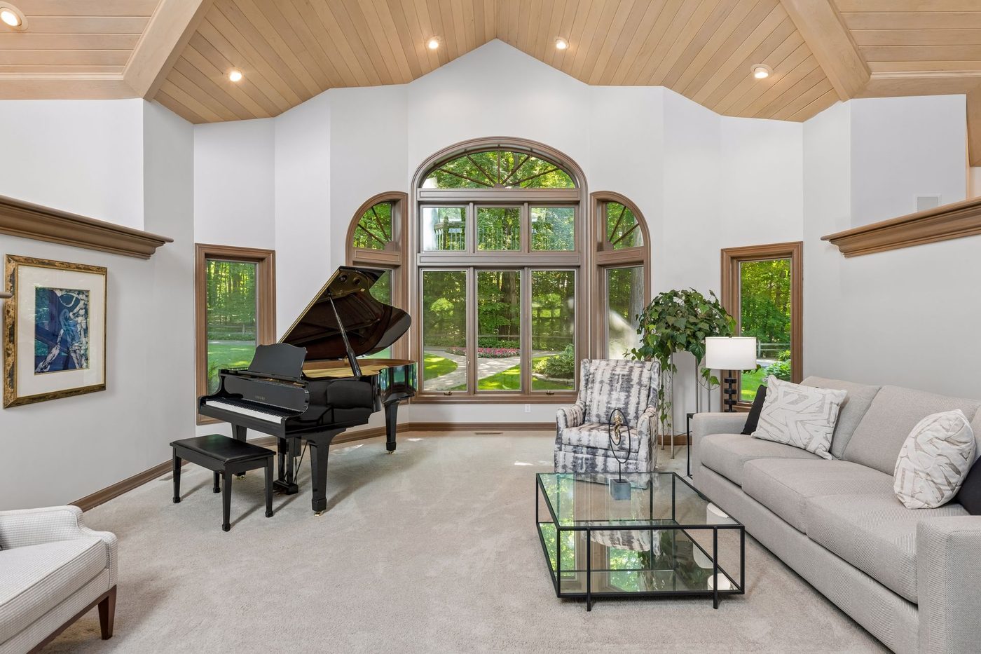 Piano alcove framed by the arched window